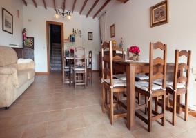 Dormitorio de matrimonio con cojines rojos amplio