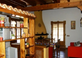 Sala de estar con la mesa de comedor y chimenea