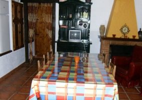 Sala de estar con mesa y chimenea