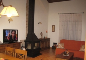 Sala de estar amplia con chimenea