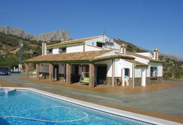 Acceso a la casa con la piscina al lado