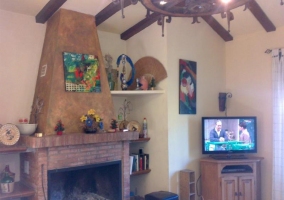 Sala de estar con chimenea en el frente y la tele a un lado