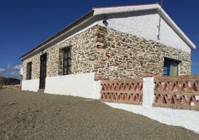 Acceso a la casa en piedra