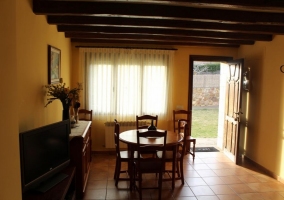 Cocina con mesa para comer y taburetes