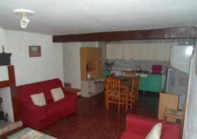 Sala de estar y la cocina al fondo.JPG