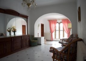 Entrada a la casa con los sillones tapizados y plantas