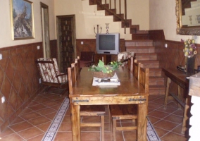 Comedor con mecedora y televisión