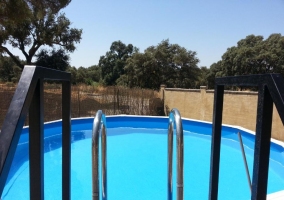 Acceso a la piscina con escaleras