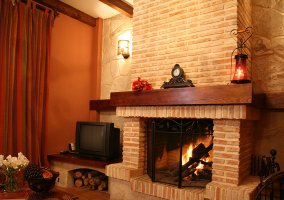 Sala de estar con la chimenea