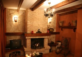 Sala de estar con la mesa y velas