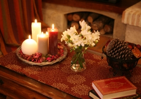 Sala de estar con mesa de madera y centro de flores