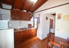 Cocina de la casa con la mesa y sus sillas