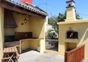 Sala de estar con la chimenea que hace esquina