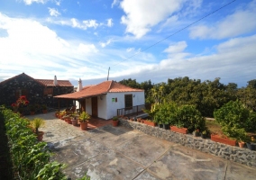 Vistas de la casa y su patio