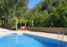 Amplia zona de piscina en los exrteriores de la casa