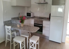 Cocina de la casa con la barra