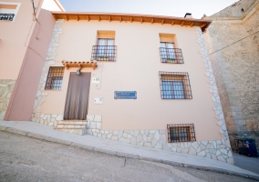 Sala de estar con chimenea y zona de comedor al lado