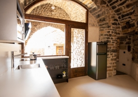 Cocina con mesa de comedor y techos abovedados