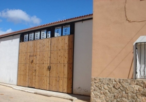 Sala de estar con mesa y armarios de madera