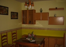 Comedor de la casa con mesa alargada