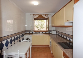 Cocina comedor de la casa con vitro