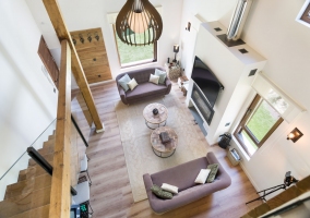 Sala de estar amplia con chimenea y sillones