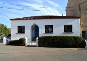 Acceso a la casa con puerta azul