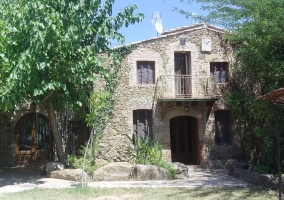 Amplia entrada a la casa con fachada en piedra