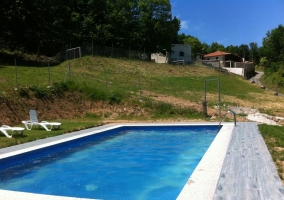 Amplia piscina en la finca