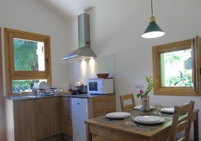 Cocina con la mesa de comedor a un lado