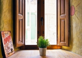 Dormitorio de matrimonio con cabecero de madera