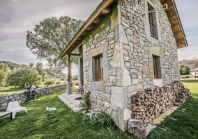 Acceso a la casa con fachada en piedra