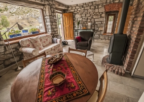 Sala de estar y detalle de la mesa de madera