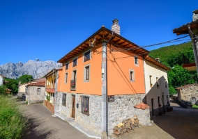 Amplio porche de la casa con la barbacoa