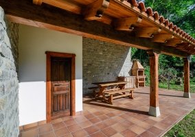 Sala de estar en madera con chimenea