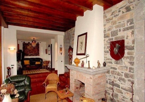 Sala de estar con la chimenea