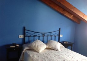 Dormitorio de matrimonio abuhardillado en azul