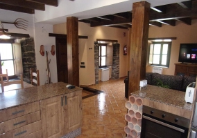 Cocina office comunicada con la sala de estar