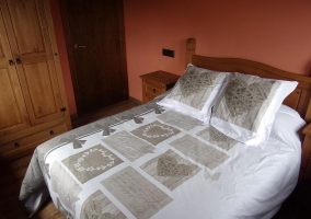 Dormitorio de matrimonio con mesillas de noche
