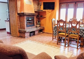 Sala de estar con mesa y chimenea