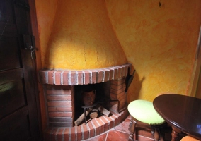 Sala de estar con la chimenea haciendo esquina