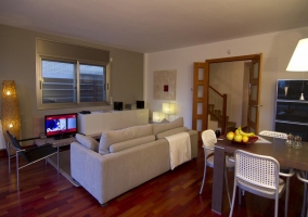 Cocina con mesa de madera y menaje de sobra