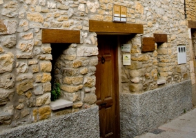 Acceso a la casa con fachada de piedra