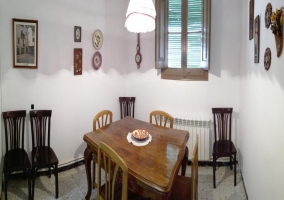 Sala de estar con sillas y mesa de madera