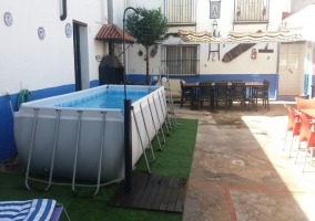 Acceso a la piscina del alojamiento