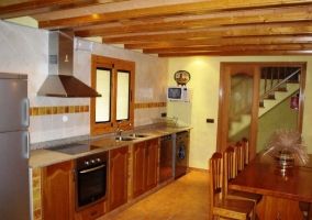 Cocina junto a la sala de estar con chimenea