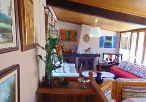 Sala de estar con la mesa de madera y las sillas