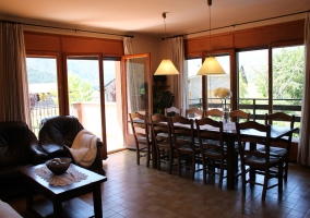 Sala de estar y comedor con mueble y tele