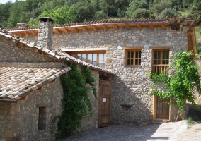 Acceso a la casa con fachada en piedra