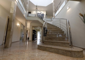 Entrada con vistas de las escaleras